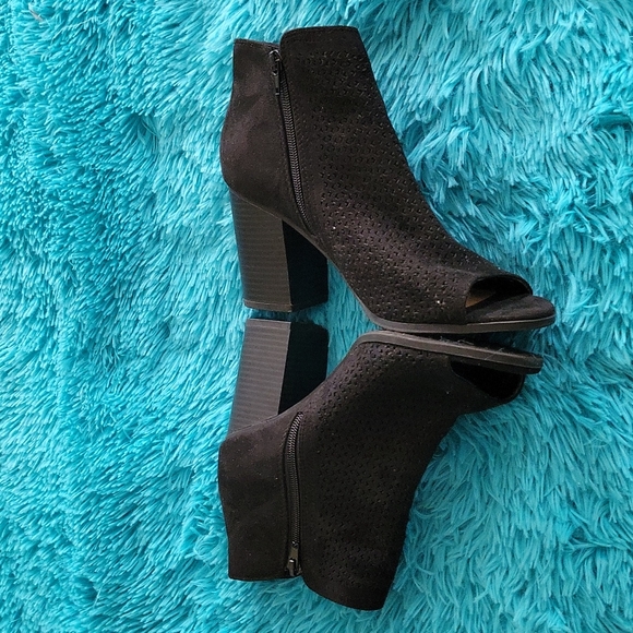 Coconuts by Matisse Laser Cut Chunky Heel Booties Size 10 - Picture 3 of 8